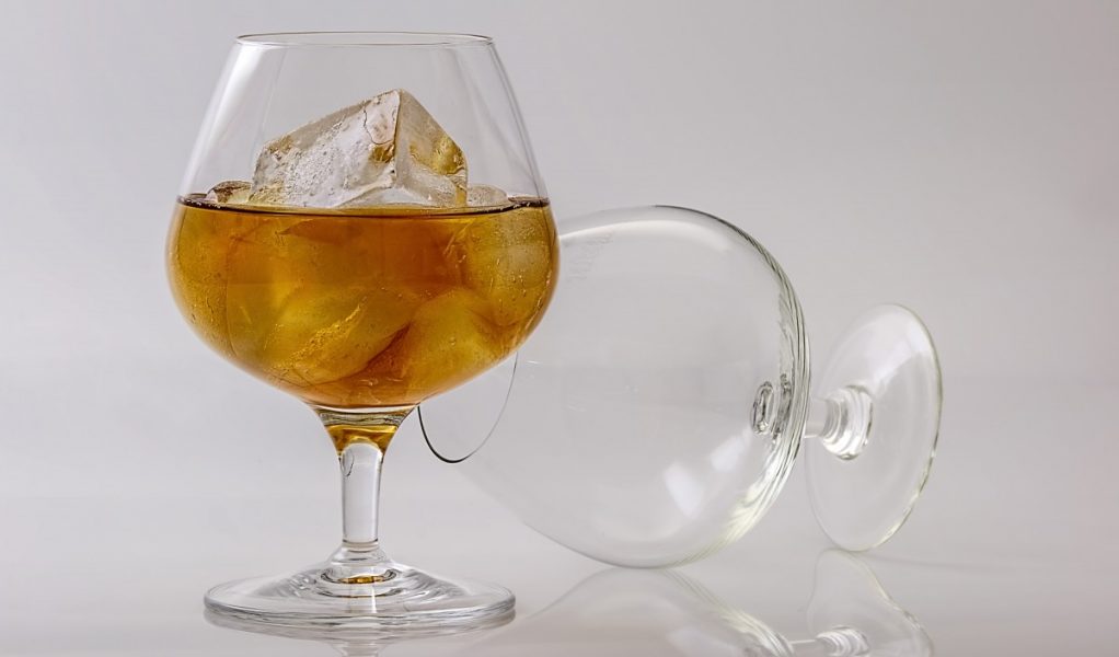 beverage_clear_close_up_cognac_glass_cold_drink_glass_ice-1067562